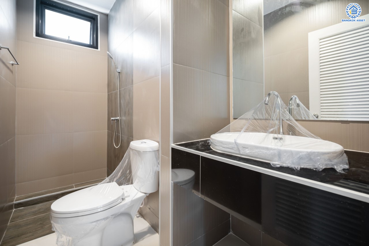 บ้านมือสองตกแต่งใหม่ ม.บุญโต55 แจ้งวัฒนะ ทำเลโซนเมือง!  เนื้อที่ 50 ตร.ว. ฟังก์ชันจัดเต็ม 3 ห้องนอน 4 ห้องน้ำ 1 ห้องแม่บ้าน รองรับทุกการอยู่อาศัย ทำเลเดินทางสะดวกเพียง 1 กม.จากจุดขึ้นทางด่วนศรีสมาน ใกล้เมืองทองธานี เซ็นทรัลแจ้งวัฒนะ และ รถไฟฟ้าสายสีแดง "สถานีหลักสี่"